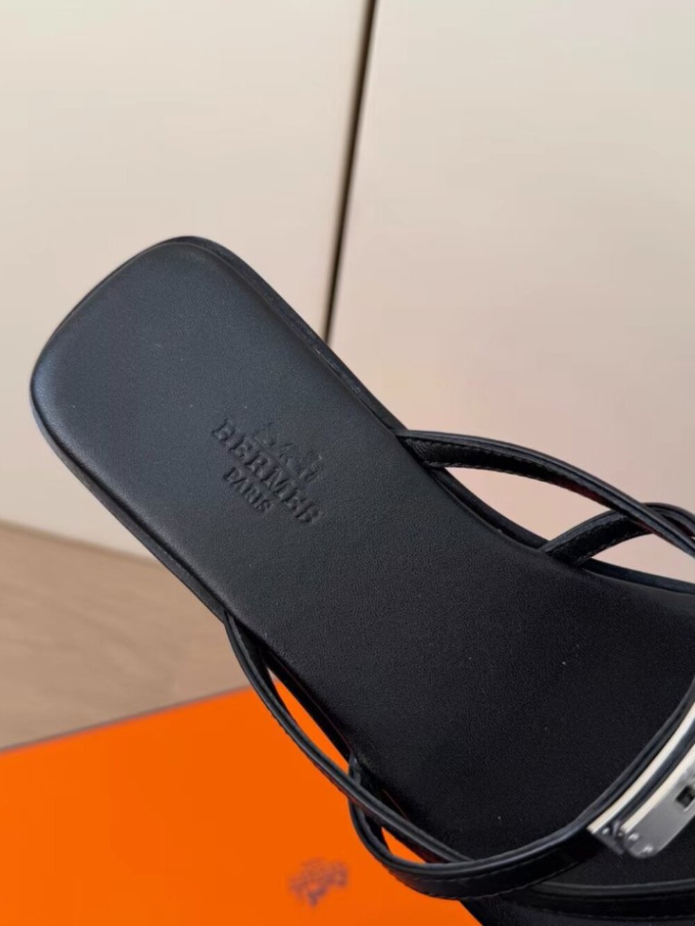 Hermès Black Square Toe Kelly Buckle Thong Flat Sandals - Picture 6 of 6
